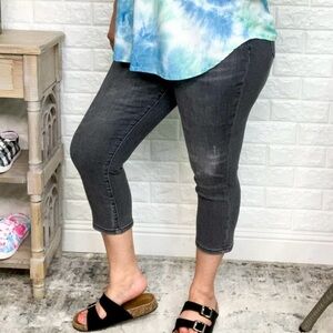 Judy Blue Skinny Fit
Gray Wash Capri Jeans